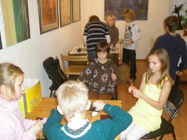 4. klases skolēni muzejā  gatavo dāvanas Latvijas dzimšanas dienai 